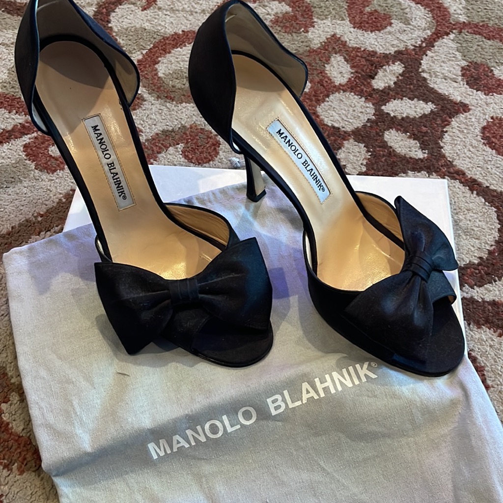 Like New Size 40 1/2 Black Satin Manolo Blahnik